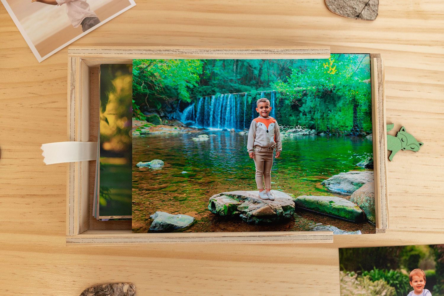 Caja-de-madera-para-guardar-fotos-petalos-19