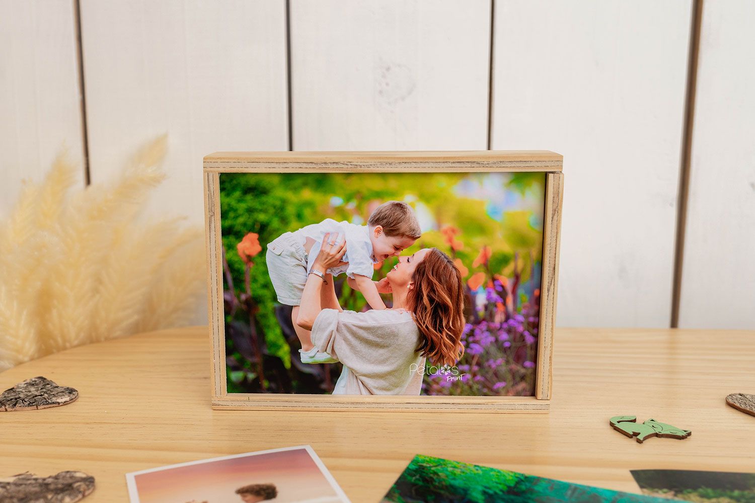 Caja-de-madera-para-guardar-fotos-petalos-3