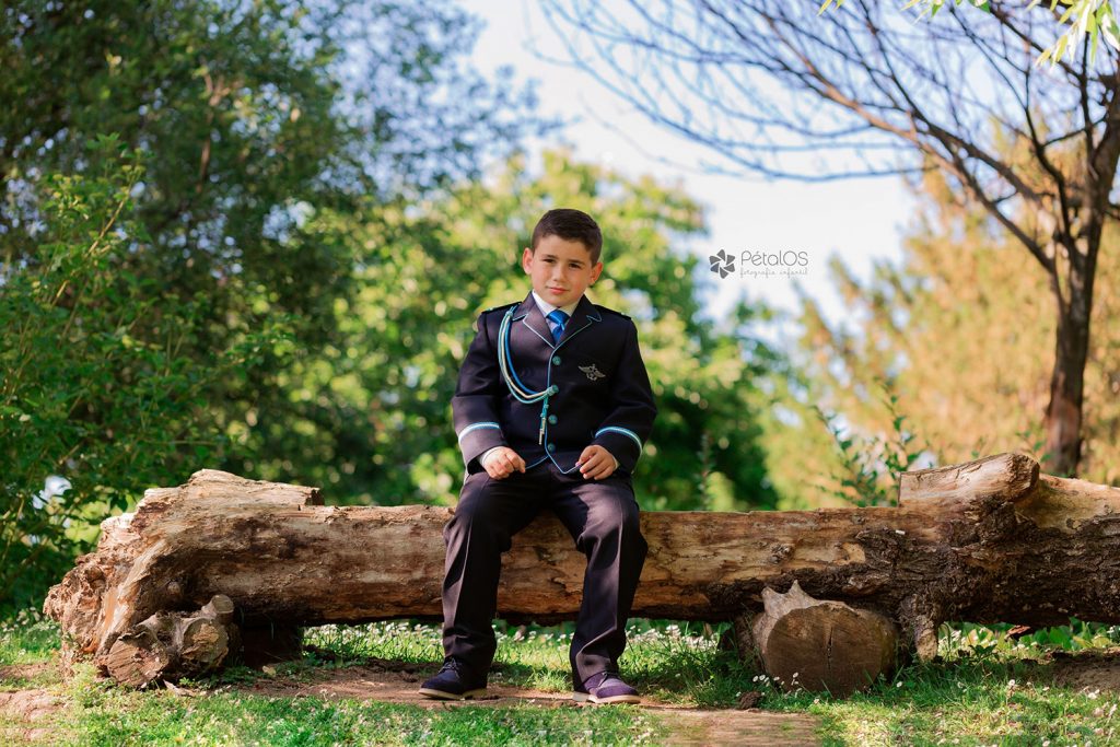 comunión niño petalos