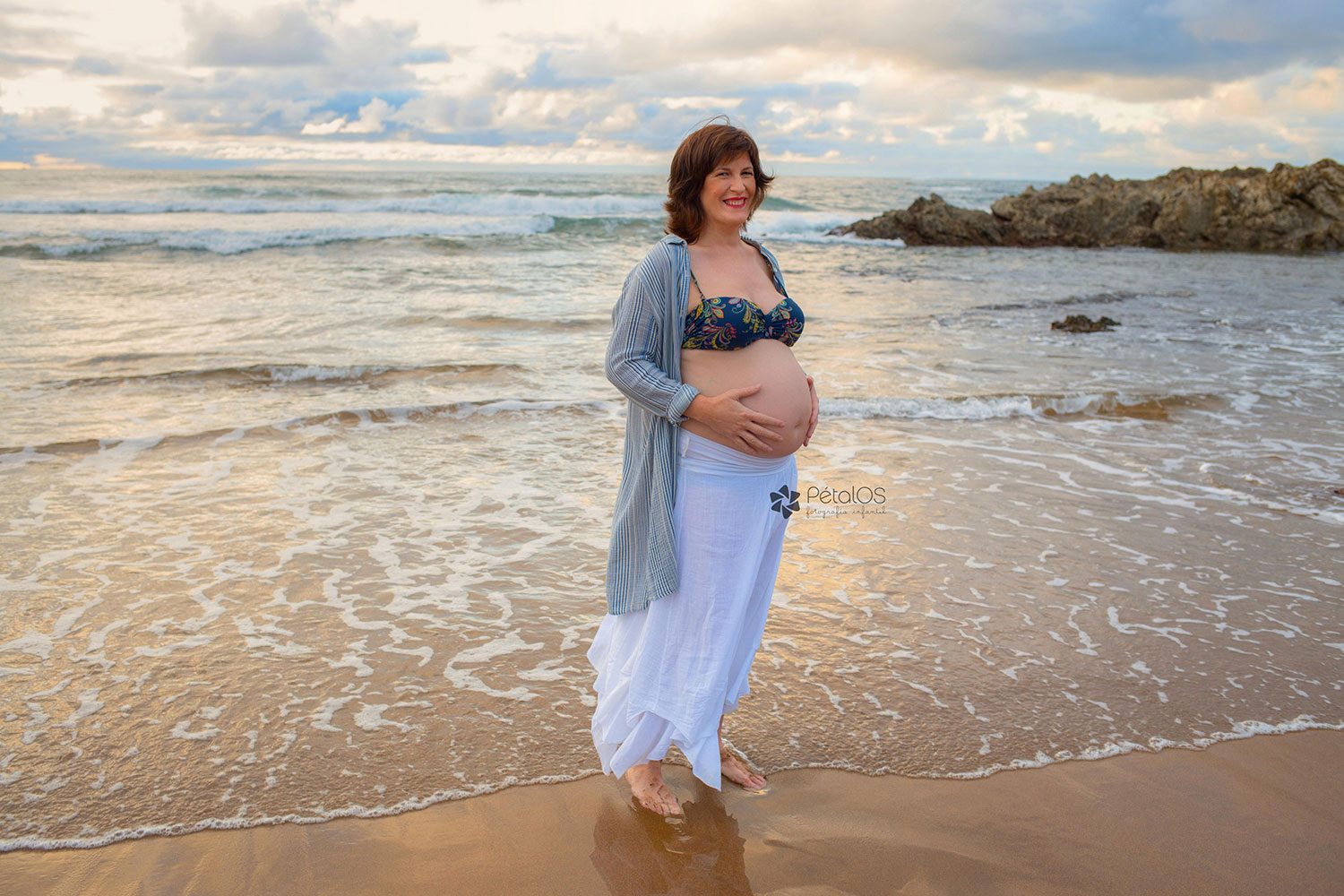 sesión-de-embarazo-en-familia-en-la-playa-(5)